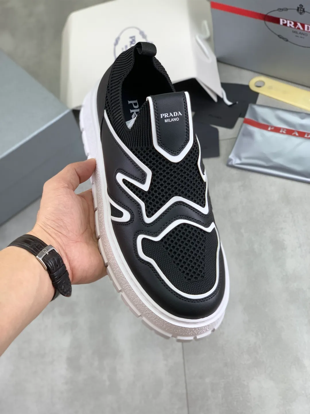Men's shoes 💰P600💰 [New style] Flying weave series (summer must-have) is now available on the official website, 🆘 Trendy brand (Prada) mainly promotes popular models, avant-garde and versatile fashionable men's shoes, private version mold opening, cowhide surface splicing 1:1.. Fashionable and simple, original imported cowhide and cowhide leather feet; the atmosphere and personality are more fashionable, eye-catching and pursuing class. It will subvert the old idea and be a must-have for fashion trendsetters with you! Must keep it for yourself! High-end comfort and low-end, high-end quality workmanship. Size: 38-45 4️⃣colors available.